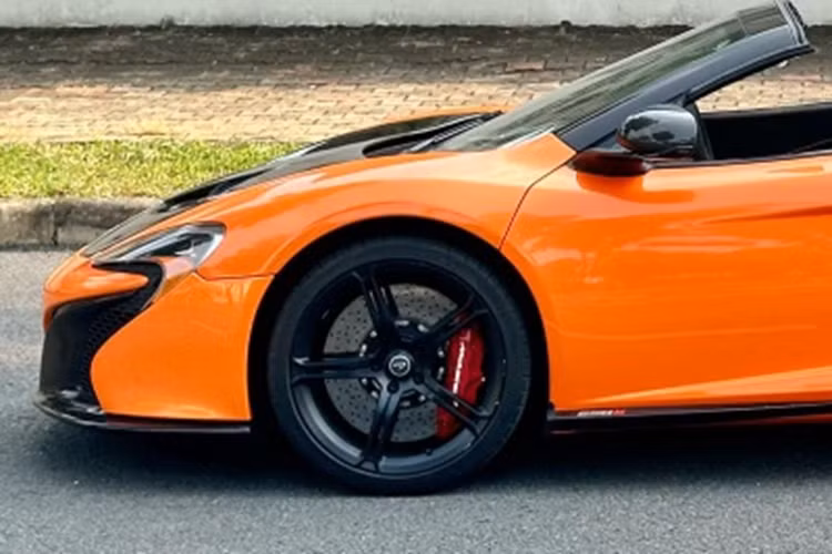 Chiếc siêu xe Anh quốc này còn có nhiều chi tiết làm bằng sợi carbon như ốp cản trước, ốp cản sau, ốp gương chiếu hậu,... Nắp ca-pô cũng dùng loại vật liệu tương tự, nhưng là chi tiết được độ thêm và tạo hình hốc gió giả nhằm tăng vẻ thể thao cho xe.