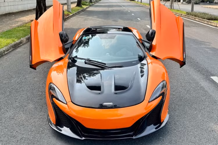 Nguyên bản, chiếc McLaren 650S của Đặng Lê Nguyên Vũ được sơn màu cam đậm mang tên Volcano Orange Elite. Sau khi trải qua nhiều chủ, McLaren 650s Spider đã được "khoác" lên nhiều bộ cánh mới như màu trắng, xanh lá, hồng…và hiện tại xe đã trở về màu cam nhạt.