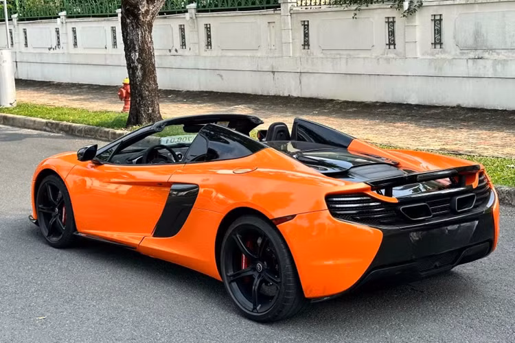 Ở thời điểm mua mới cách đây 6-7 năm, giá xe McLaren 650S Spider có mức bán ra khoảng trên 16 tỷ đồng tại Việt Nam, hiện đây vẫn là mẫu siêu xe hàng hiếm được nhiều dân chơi yêu thích.