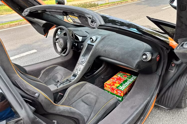 Ban đầu, bộ mâm này sơn hai tông màu sáng – tối nhưng giờ đây đã được sơn lại thành màu đen hoàn toàn. Hệ thống ống xả gốc của xe đã được thay mới bằng bộ pô từ thương hiệu Innotech Performance Exhaust - một thương hiệu không còn xa lạ tại Việt Nam. Theo tiết lộ, giá trị của hệ thống ống xả mới này vượt qua con số 300 triệu đồng.