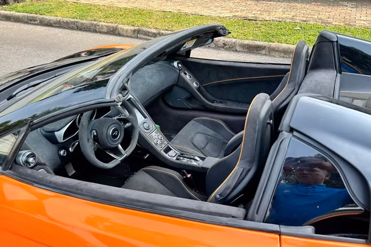 Cánh gió có thể nâng/hạ tự động khi xe vận hành, đi cùng bộ khuếch tán không quá rườm rà, góc cạnh bên dưới. Xe được trang bị bộ mâm 5 chấu kép kích thước 19 inch, phía trong nổi bật với kẹp phanh màu đỏ và hệ thống phanh gốm-carbon.