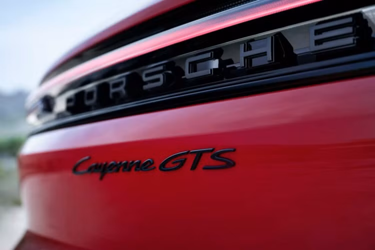 Để tăng thêm tính năng động, Porsche GTS Coupe được trang bị cánh lướt gió phía sau thích ứng. Ngoài ra, khách hàng có thể chọn một trong ba gói trang bị Lightweight Sport Package giúp giảm trọng lượng tới 25 kg, nâng cao thêm về mặt hiệu năng của xe.