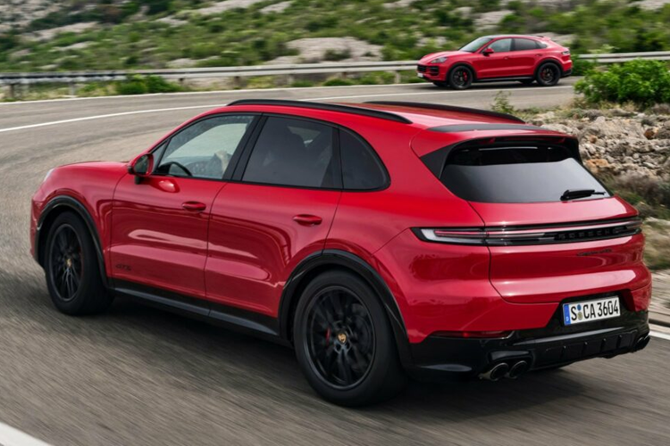 Động cơ V8 tăng áp kép được trang bị với hộp số tự động Tiptronic S tám cấp, truyền sức mạnh tới cả bốn bánh thông qua hệ thống Quản lý lực kéo của Porsche (PTM). Tương tự như thiết lập trên Turbo GT, hệ thống PTM có mạch làm mát riêng biệt, nâng cao độ bền khi lái xe.