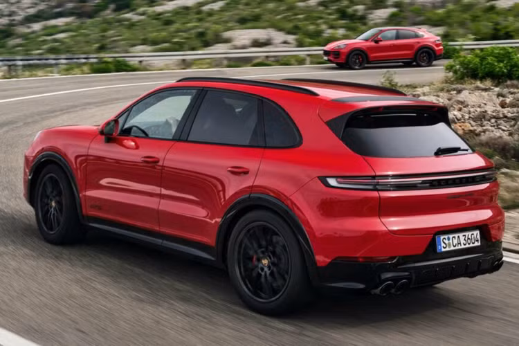 Động cơ V8 tăng áp kép được trang bị với hộp số tự động Tiptronic S tám cấp, truyền sức mạnh tới cả bốn bánh thông qua hệ thống Quản lý lực kéo của Porsche (PTM). Tương tự như thiết lập trên Turbo GT, hệ thống PTM có mạch làm mát riêng biệt, nâng cao độ bền khi lái xe.