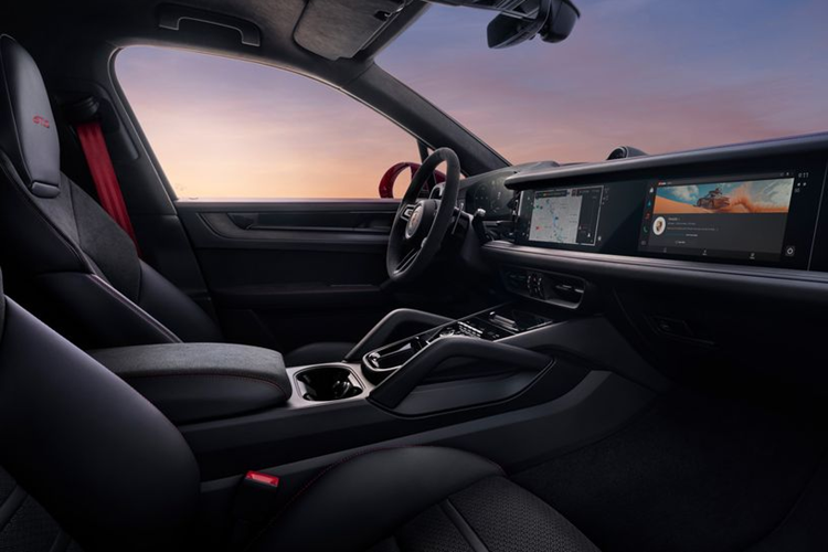 Porsche Cayenne GTS kế thừa các yếu tố được thiết kế lại với các chi tiết cập nhật tương tự những mẫu xe Cayenne khác. Tuy nhiên, thương hiệu cũng trang bị cửa hút gió cản dành riêng cho GTS gợi nhớ đến những cửa hút trên Turbo GT.