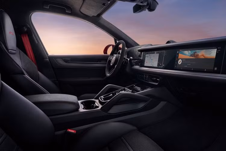 Porsche Cayenne GTS kế thừa các yếu tố được thiết kế lại với các chi tiết cập nhật tương tự những mẫu xe Cayenne khác. Tuy nhiên, thương hiệu cũng trang bị cửa hút gió cản dành riêng cho GTS gợi nhớ đến những cửa hút trên Turbo GT.