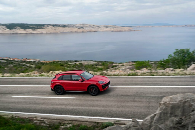 Xe sẽ sớm được mở đơn đặt hàng tại Mỹ trong năm nay, mức giá xe Porsche Cayman GTS 2025 khởi điểm là 124.900 USD (tương đương 2,95 tỷ đồng) chưa bao gồm các khoản phụ phí khác.