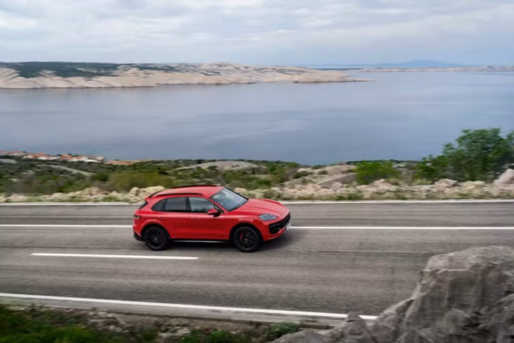 Xe sẽ sớm được mở đơn đặt hàng tại Mỹ trong năm nay, mức giá xe Porsche Cayman GTS 2025 khởi điểm là 124.900 USD (tương đương 2,95 tỷ đồng) chưa bao gồm các khoản phụ phí khác.