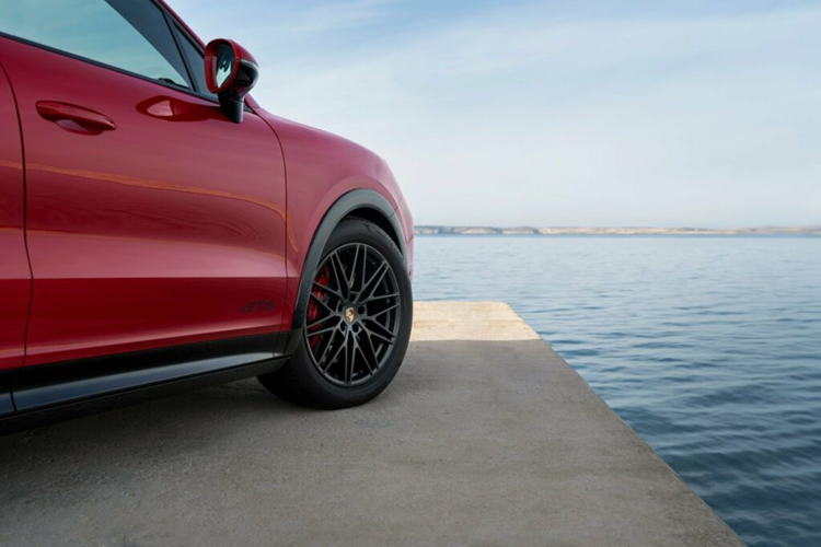 Hệ thống ổn định cuộn chủ động (Porsche Dynamic Chassis Control) là tùy chọn nhưng hệ thống Porsche Torque Vectoring Plus được trang bị tiêu chuẩn.