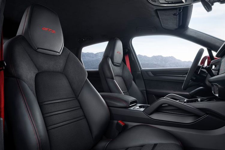 Ở phần đuôi sau, xe được trang bị logo GTS tinh tế biểu thị phiên bản. Ở ngoại thất, xe cũng được trang bị các điểm nhấn màu đen bóng của gói Sport Design, thay thế cho đường viền cùng màu thân xe của các phiên bản GTS cũ.