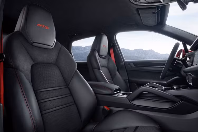 Ở phần đuôi sau, xe được trang bị logo GTS tinh tế biểu thị phiên bản. Ở ngoại thất, xe cũng được trang bị các điểm nhấn màu đen bóng của gói Sport Design, thay thế cho đường viền cùng màu thân xe của các phiên bản GTS cũ.