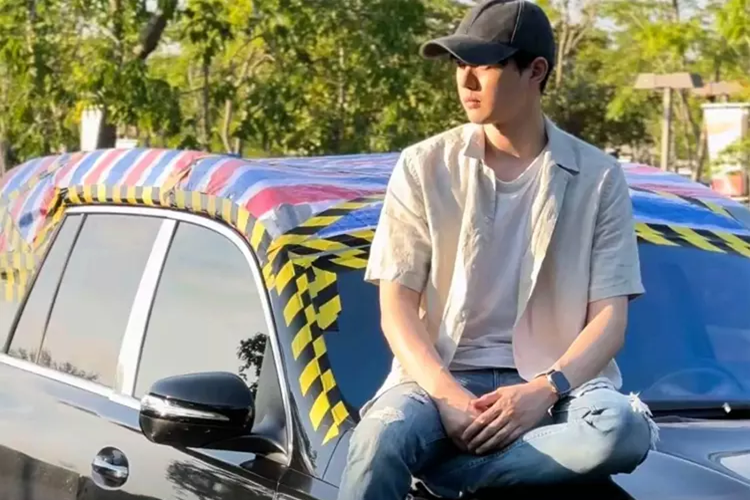 Đồng thời, anh cũng yêu cầu hãng Mercedes-Benz phải xin lỗi và bồi thường tổn thất tinh thần với số tiền tượng trưng 80 Nhân dân tệ (khoảng 280.000 đồng). Trong khi đó, đại lý cho biết chủ nhân của chiếc Mercedes-Maybach GLS đã phản đối việc tháo dỡ xe nên việc sửa chữa bị đình trệ. 