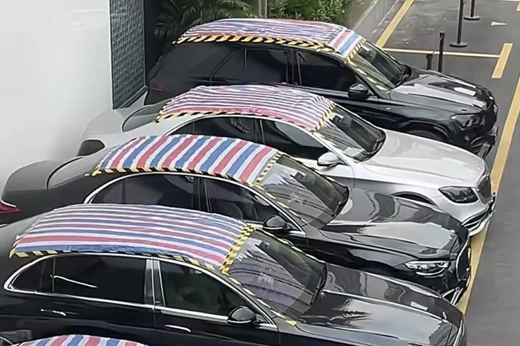 Mạng xã hội tại Trung Quốc trong những ngày vừa qua đã xôn xao với hình ảnh hàng loạt chiếc xe sang mang thương hiệu Mercedes-Maybach GLS phủ bạt chống mưa trên nóc. Trong số những chiếc xe này, có cả Mercedes-Benz S-Class, G-Class và Mercedes-AMG. 