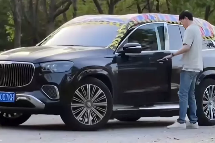 Hình ảnh và video của những chiếc xe sang Mercedes-Maybach GLS bạc tỷ phủ bạt trên nóc được ghi lại ở nhiều nơi trên đất nước Trung Quốc. Qua đó, có thể thấy những chiếc bạt được cố định trên nóc xe bằng băng dính. Cột A của những chiếc xe cũng được dán băng dính tương tự. 