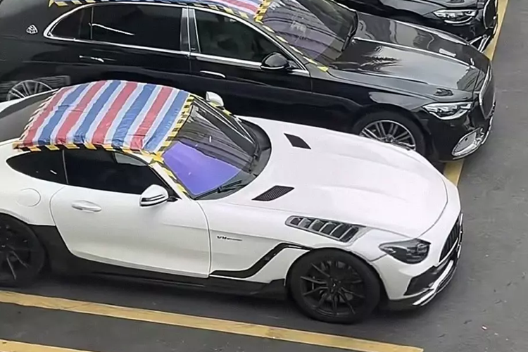 Được biết, sự việc này bắt đầu khi chủ sở hữu của một chiếc SUV siêu sang Mercedes-Maybach GLS tại tỉnh Giang Tô, Trung Quốc, đăng video phản ánh tình trạng xe bị rò nước vào bên trong lên mạng xã hội. Nam thanh niên 31 tuổi này đã mua chiếc xe với giá lên đến 2,15 triệu Nhân dân tệ (khoảng 7,52 tỷ đồng) vào hồi đầu tháng 7/2024. 