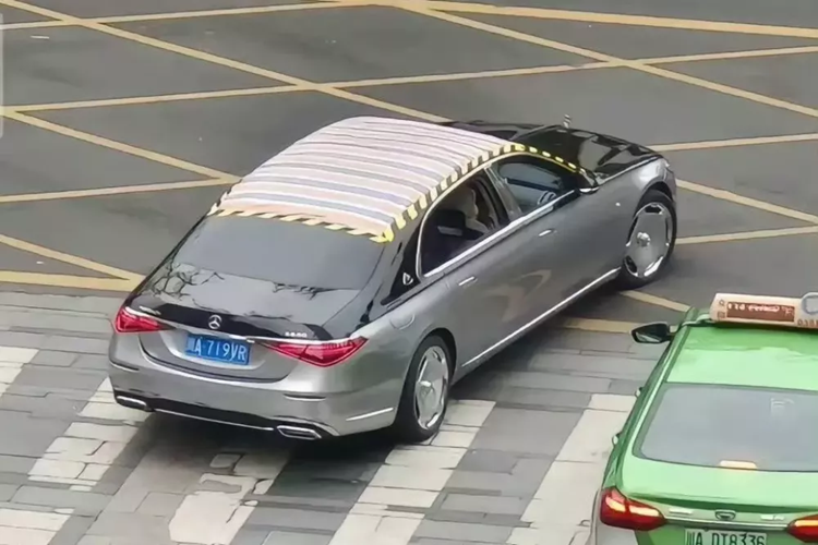 Sau 10 ngày mua xe, chủ sở hữu mới phát hiện xe bị rò nước khi trời mưa. Khi đang lái xe trên đường, nam thanh niên bị nước nhỏ vào đầu. Sau đó, anh lái chiếc Mercedes-Maybach GLS đến đại lý chính hãng để kiểm tra. Qua quá trình kiểm tra, đại lý đưa ra kết luận nước rò vào bên trong xe thông qua cột A do bị hỏng các bộ phận cao su và nhựa. 