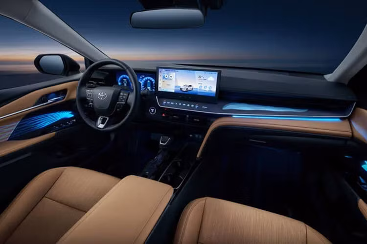 Mẫu xe sedan cỡ D - Toyota Camry 2024 tại Trung Quốc sẽ được bán ra với 2 tùy chọn động cơ bao gồm bản máy xăng 2.0 và Hybrid 2.5.