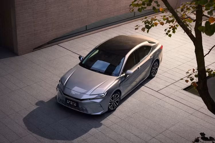 Thay đổi viền cản dưới sang màu đen bóng. Thay đổi bên trong cabin Ghế được bọc da màu Nâu hoặc Đen. Thay đổi bảng đồng hồ phía trước sang thiết kế mới. Thay đổi bảng táp-lô phía trước, nút bấm cảm ứng trên ốp gỗ. Thay đổi màn hình trung tâm thành Màn hình đặt nổi.