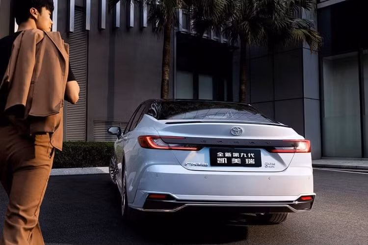 Đối với Thái Lan và Đông Nam Á, Toyota Camry hoàn toàn mới dự kiến sẽ ra mắt vào cuối năm 2024. Hãy cùng chờ xem điều gì sẽ xảy ra. Các chi tiết thiết kế có gì khác biệt so với phiên bản Mỹ và phiên bản Trung Quốc.