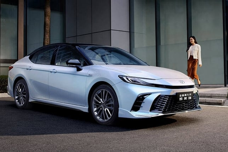 Mới đây, Toyota Camry 2024 mới đã được công bố thêm hình ảnh chi tiết cùng giá bán khởi điểm từ 173.800 Yuan (tương đương khoảng 560 triệu đồng). Mức giá này khá rẻ và rẻ hơn nhiều nước trong khu vực như Thái Lan và Việt Nam với giá khởi điểm từ khoảng 800 triệu đồng.