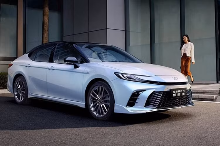 Mới đây, Toyota Camry 2024 mới đã được công bố thêm hình ảnh chi tiết cùng giá bán khởi điểm từ 173.800 Yuan (tương đương khoảng 560 triệu đồng). Mức giá này khá rẻ và rẻ hơn nhiều nước trong khu vực như Thái Lan và Việt Nam với giá khởi điểm từ khoảng 800 triệu đồng.