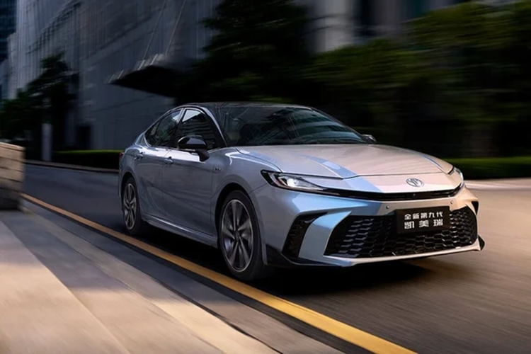 Toyota Camry 2024 tại Trung Quốc khác biệt với bản Mỹ ở những điểm như sau: Thay đổi đèn pha sang thiết kế mới. Thay đổi bộ trang trí cản trước màu đen bóng. Thay đổi hốc hút gió phía trước sang màu đen bóng. Thay đổi vị trí của cảm biến khoảng cách đỗ xe phía trước.