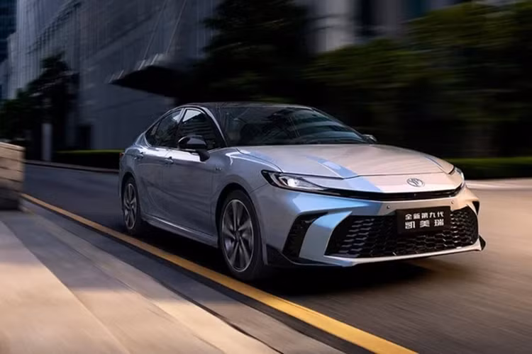 Toyota Camry 2024 tại Trung Quốc khác biệt với bản Mỹ ở những điểm như sau: Thay đổi đèn pha sang thiết kế mới. Thay đổi bộ trang trí cản trước màu đen bóng. Thay đổi hốc hút gió phía trước sang màu đen bóng. Thay đổi vị trí của cảm biến khoảng cách đỗ xe phía trước.