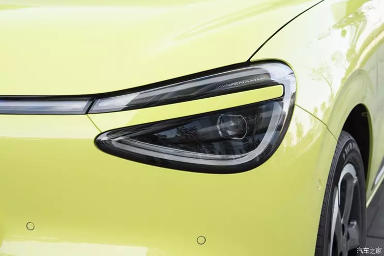 Dongfeng Nano 01 chạy điện lấy người dùng làm trung tâm và được xây dựng dựa trên sự đồng sáng tạo, ra đời từ kiến trúc điện mới. Về ngoại hình, mặt trước của Nano 01 sử dụng logo Dongfeng Shuangfeiyan và sử dụng thiết kế cụm đèn xuyên suốt, cụm đèn pha hình dáng đặc biệt có nét đặc trưng riêng, đèn chiếu sáng ban ngày có hình chữ C.