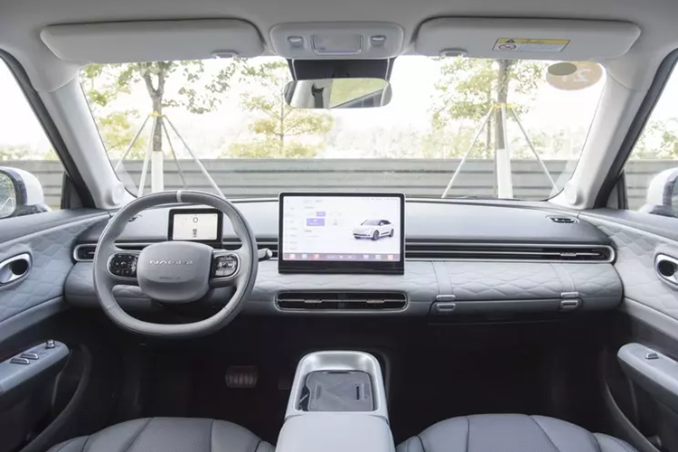 Về phía thân xe, Dongfeng Nano 01 áp dụng thiết kế mái treo, mui và thân xe được thiết kế với nhiều màu sắc khác nhau. Chiếc xe mới có bố cục bốn cửa, thiết kế thân xe với phần nhô ra phía trước và phía sau ngắn, được trang bị tay nắm cửa ẩn, bánh xe cản gió thấp, v.v.