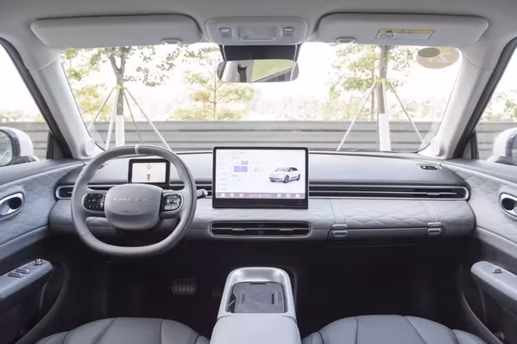 Về phía thân xe, Dongfeng Nano 01 áp dụng thiết kế mái treo, mui và thân xe được thiết kế với nhiều màu sắc khác nhau. Chiếc xe mới có bố cục bốn cửa, thiết kế thân xe với phần nhô ra phía trước và phía sau ngắn, được trang bị tay nắm cửa ẩn, bánh xe cản gió thấp, v.v.