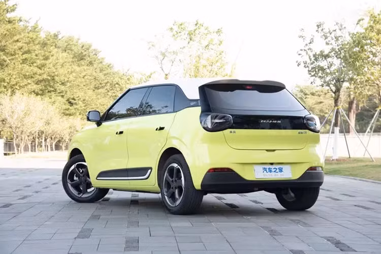 Xe mới còn sử dụng cửa không khung, hộc kéo đựng găng tay cũng thú vị. Về sức mạnh, Dongfeng Nano 01 sử dụng hệ dẫn động điện thuần túy, động cơ có công suất tối đa 70kW, tốc độ tối đa 140km/h và được trang bị pin lithium iron phosphate. Xe có hai phạm vi hoạt động lần lượt là 330 km và 430km.