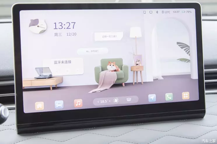 Đuôi xe Dongfeng Nano 01 giống như một chiếc ô tô thu nhỏ, đèn hậu tròn trông khá dễ thương, đuôi xe được trang bị cửa sổ đuôi cỡ lớn, có tầm nhìn tốt, toàn bộ cửa sau cũng được thiết kế hai màu, với logo tiếng Anh của Nanolà Nammi ở trung tâm.