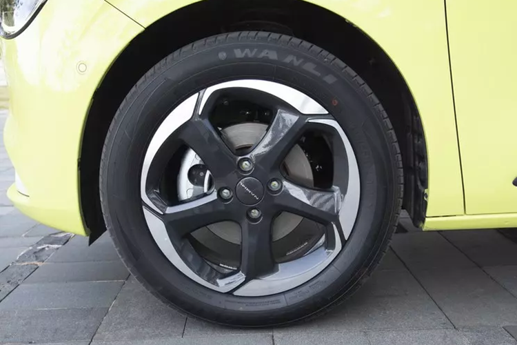 Về nội thất, nâng cấp tổng thể của xe mới rất đơn giản, ngoại trừ bảng đồng hồ LCD 5 inch và màn hình điều khiển trung tâm nổi 12,8 inch không còn nút bấm vật lý nào, điều này tạo ra bầu không khí công nghệ ở một mức độ nhất định. Nội thất của xe được trang trí với số lượng lớn hoa văn kim cương, mang đến cho chiếc xe mới cảm giác cao cấp nhất định.