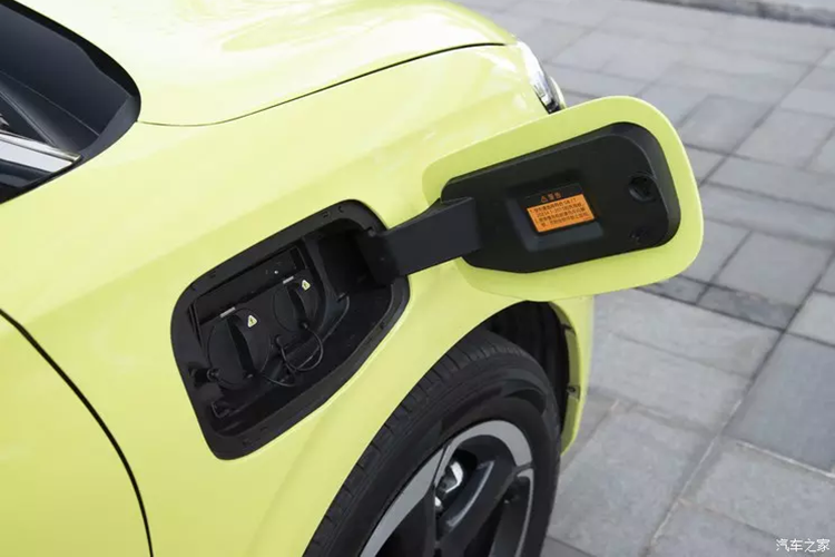 Xe được trang bị vô lăng hai chấu và sử dụng phối màu hai tông màu. Chiếc xe Dongfeng Nano 01 có buồng lái thông minh có thể sử dụng lệnh thoại để điều khiển xe nhiều nhất có thể. Ngoài ra, ghế ngồi của xe Dongfeng Nano 01 có thể “nằm phẳng” chỉ bằng một cú bấm, biến ghế ô tô thành “giường đôi”.