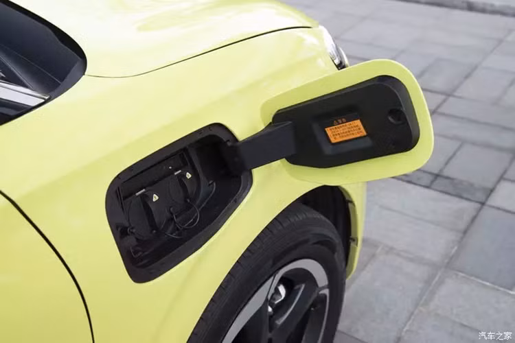 Xe được trang bị vô lăng hai chấu và sử dụng phối màu hai tông màu. Chiếc xe Dongfeng Nano 01 có buồng lái thông minh có thể sử dụng lệnh thoại để điều khiển xe nhiều nhất có thể. Ngoài ra, ghế ngồi của xe Dongfeng Nano 01 có thể “nằm phẳng” chỉ bằng một cú bấm, biến ghế ô tô thành “giường đôi”.