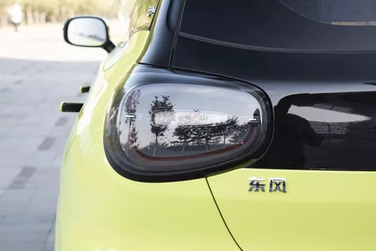 Dongfeng Nano 01 lược bỏ thiết kế lưới tản nhiệt trung tâm và sử dụng cụm đèn xuyên thấu bên dưới, các khe hút gió được trang trí hình răng nanh. Toàn bộ mặt trước có thiết kế tổng thể đơn giản và dự kiến thiết kế này cũng sẽ trở thành phong cách thiết kế mang phong cách gia đình của thương hiệu.