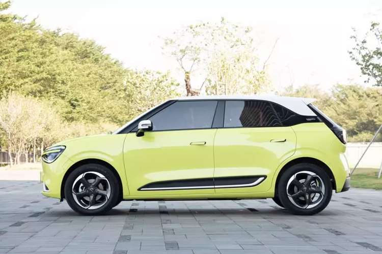 Và gần đây, giới truyền thông Trung Quốc đã đưa thông tin chính thức rằng Dongfeng Nano 01 2024 mới sẽ ra mắt vào ngày 7/1. Chiếc xe mới được định vị là một chiếc xe điện nhỏ thuần túy. Thương hiệu Dongfeng Nano, là một thương hiệu xe điện mới của Công ty Dongfeng, tập trung vào thị trường xe điện cỡ nhỏ.