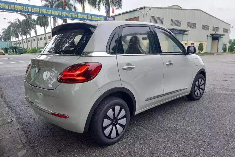 Trong khi đó, tại thị trường nước ngoài, mẫu ô tô điện này sở hữu đèn pha LED hình giọt nước, tích hợp đèn LED định vị ban ngày, vành thép với ốp mâm màu bạc và đèn hậu LED. Bên cạnh đó là những chi tiết mạ crôm xung quanh xe nhằm tạo cảm giác cao cấp hơn.