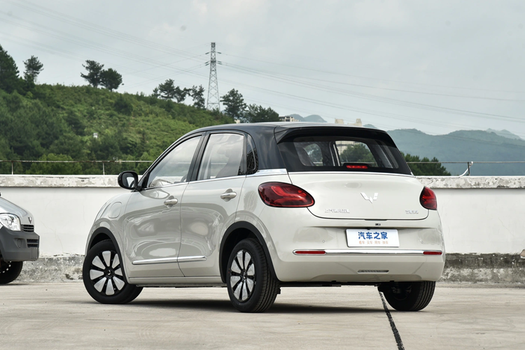 Chưa rõ Wuling Bingo dùng mô-tơ điện và loại pin nào. Trong khi đó, tại thị trường Indonesia, xe được trang bị mô-tơ điện với công suất tối đa 50 kW (khoảng 67 mã lực). Ở phiên bản thấp, xe dùng pin lithium-sắt-photphat (LFP) với dung lượng 31,9 kWh, mang đến phạm vi di chuyển 333 km. Loại pin này chỉ hỗ trợ sạc chậm AC.