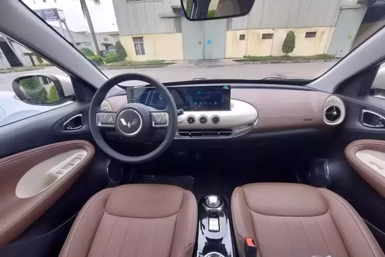 Khác với Hongguang Mini EV, Wuling Bingo được trang bị không gian nội thất 5 chỗ ngồi và có khoang hành lý riêng nhờ kích thước lớn hơn.