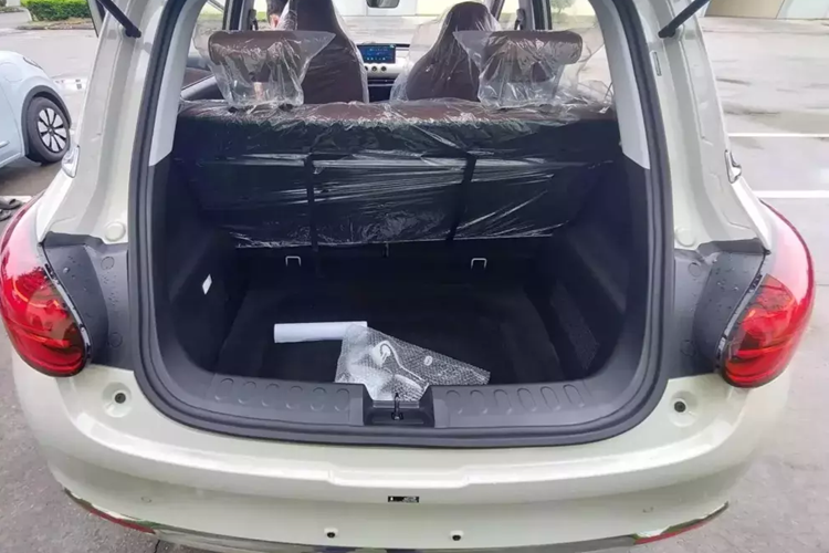 Trang bị của mẫu ô tô điện này phong phú hơn hẳn so với Wuling Hongguang Mini EV với vô lăng 2 chấu tích hợp phím chức năng, bảng đồng hồ kỹ thuật số 7 inch nối liền với màn hình thông tin giải trí 10,25 inch, giá để ly giữa 2 ghế trước, phanh tay điện tử, chìa khóa thông minh, khởi động nút bấm, điều hòa kỹ thuật số, ghế lái chỉnh điện và cửa sổ đóng/mở một chạm bên ghế lái.