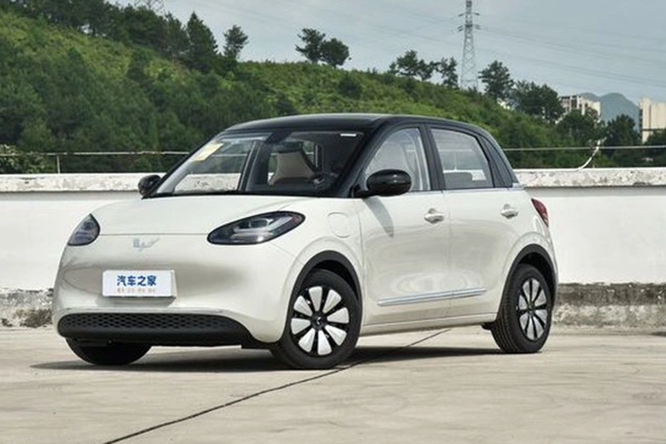 Bên cạnh đó là những tính năng an toàn như 2 túi khí trước, hệ thống chống bó cứng phanh ABS, phân phối lực phanh điện tử EBD, phanh tay điện tử, tự động giữ phanh tạm thời, hệ thống kiểm soát hành trình Cruise Control, cân bằng điện tử, camera lùi, cảm biến lùi phía sau và cảnh báo áp suất lốp.