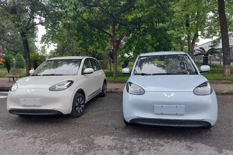 Không chỉ kích thước mà thiết kế của mẫu ôtô điện này cũng ấn tượng hơn Wuling Hongguang Mini EV. Bên ngoài, xe sở hữu ngoại hình mượt mà, tròn trịa và mang phong cách cổ điển. Hiện thông tin về trang bị của Wuling Bingo tại thị trường Việt Nam vẫn chưa được công bố.