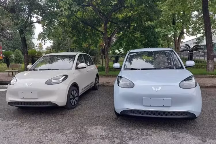 Không chỉ kích thước mà thiết kế của mẫu ôtô điện này cũng ấn tượng hơn Wuling Hongguang Mini EV. Bên ngoài, xe sở hữu ngoại hình mượt mà, tròn trịa và mang phong cách cổ điển. Hiện thông tin về trang bị của Wuling Bingo tại thị trường Việt Nam vẫn chưa được công bố.