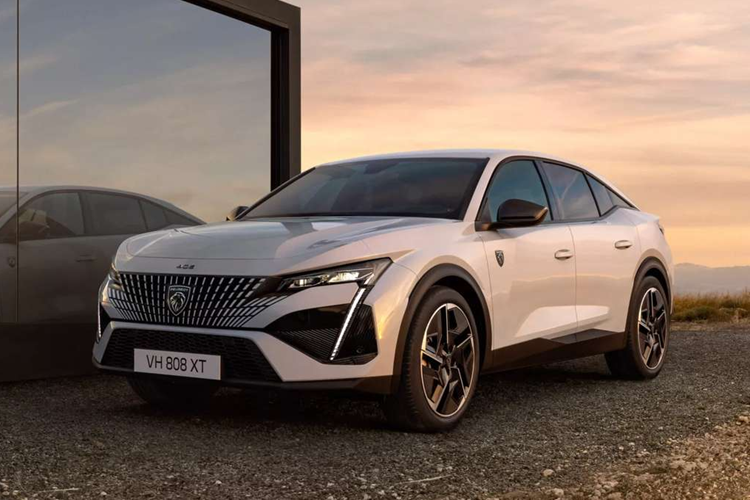 Mẫu xe Peugeot E-408 chạy điện mới này sẽ chỉ sở hữu một động cơ điện 207 mã lực dẫn động cầu trước, mạnh hơn so với “người em” E-308 chỉ có công suất 154 mã lực. Tuy nhiên, E-408 lại yếu hơn mẫu Peugeot 408 PHEV mạnh 222 mã lực.