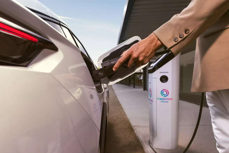 Peugeot E-408 được phân phối với hai phiên bản là Allure và GT cao cấp hơn. Trên phiên bản GT, Peugeot E-408 được trang bị đèn pha Matrix LED, cửa sau chỉnh điện rảnh tay, đèn viền nội thất và công nghệ hỗ trợ người lái Cấp độ 2.