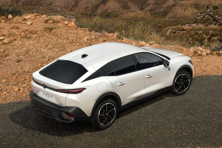 Còn lại cả hai phiên bản đều được trang bị tiêu chuẩn: điều hòa hai vùng, Apple CarPlay không dây, cùng với trình lập kế hoạch chuyến đi được tích hợp vào hệ thống dẫn đường và ứng dụng sạc điện thoại thông minh. Hiện mức giá xe Peugeot 408 2025 thuần điện vẫn chưa công bố.