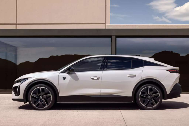 Peugeot E-408 được trang bị cụm pin 58,2 kWh, cung cấp phạm vi hoạt động lên tới 453 km, tốt hơn nhưng vẫn có vẻ vẫn thấp so với xu thế hiện tại. Giải thích cho điều này, Peugeot cho biết theo thống kê, hầu hết những người mua xe nhỏ gọn thường đi ít hơn 45 km mỗi ngày.