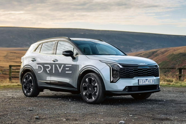 Theo một số nguồn tin rò rỉ, Kia Sportage 2025 thế hệ mới sẽ chính thức ra mắt vào cuối năm nay và bán ra vào đầu năm sau. Sau đó, xe sẽ lần lượt được đưa về phân phối tại nhiều thị trường, bao gồm cả Việt Nam.