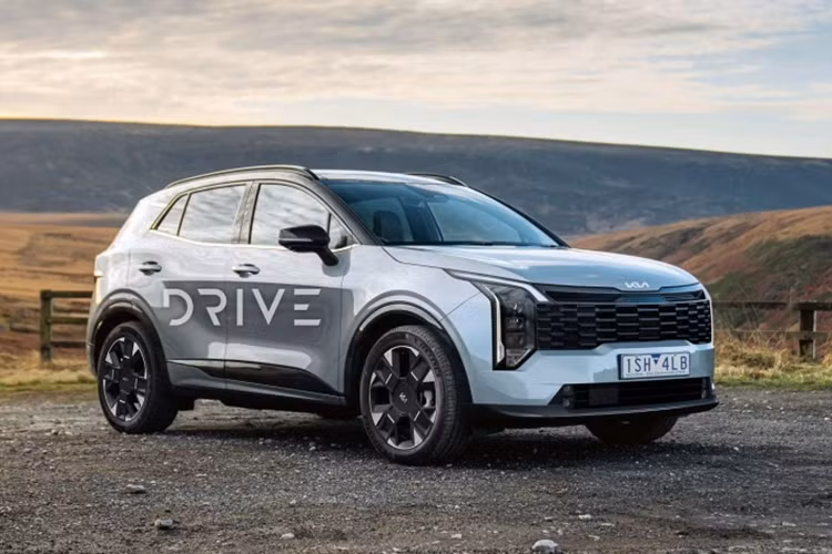 Theo một số nguồn tin rò rỉ, Kia Sportage 2025 thế hệ mới sẽ chính thức ra mắt vào cuối năm nay và bán ra vào đầu năm sau. Sau đó, xe sẽ lần lượt được đưa về phân phối tại nhiều thị trường, bao gồm cả Việt Nam.